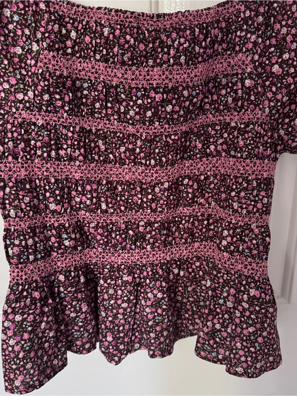 easel Black and Pink Floral Smocked Peplum Top L - Picture 3 of 3
